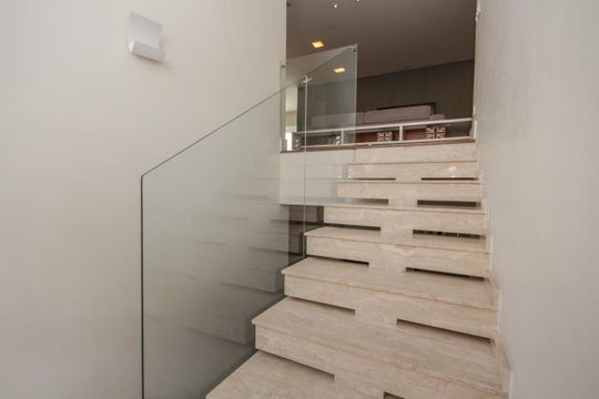 Escada de casa de condomínio à venda com 4 quartos, 439m² em Alphaville, Santana de Parnaíba