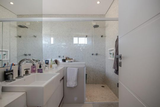 Banheiro de casa de condomínio à venda com 4 quartos, 439m² em Alphaville, Santana de Parnaíba