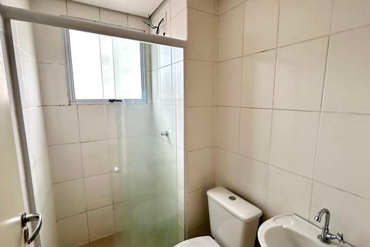 Banheiro de apartamento à venda com 2 quartos, 48m² em Jardim Vila Galvao, Guarulhos