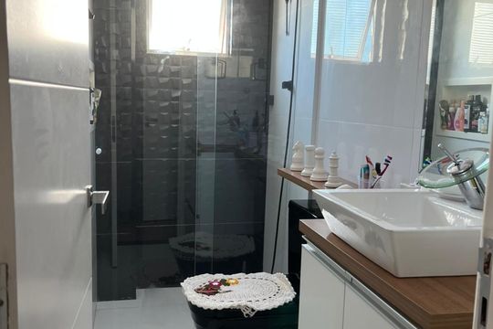 Banheiro de apartamento para alugar com 3 quartos, 90m² em Jardim Luciana, Praia Grande