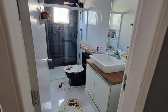 Banheiro de apartamento para alugar com 3 quartos, 90m² em Jardim Luciana, Praia Grande