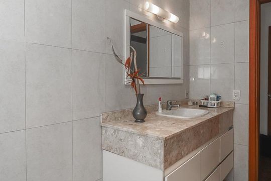 Banheiro da Suíte de casa para alugar com 3 quartos, 232m² em Chácara das Pedras, Porto Alegre