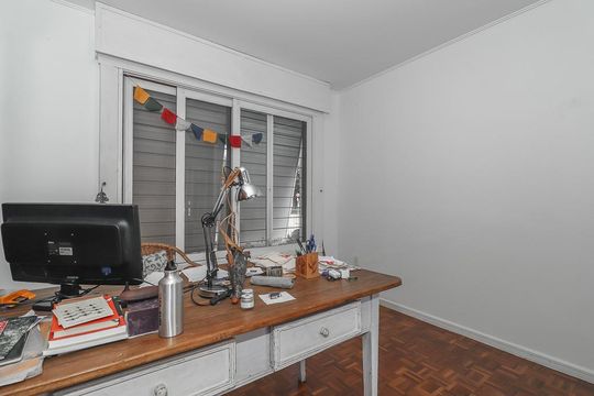 Escritório de casa para alugar com 3 quartos, 232m² em Chácara das Pedras, Porto Alegre