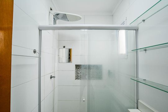 Banheiro de apartamento à venda com 2 quartos, 76m² em Vila Floresta, Santo André