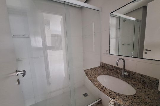 Banheiro de apartamento à venda com 2 quartos, 70m² em Recreio dos Bandeirantes, Rio de Janeiro