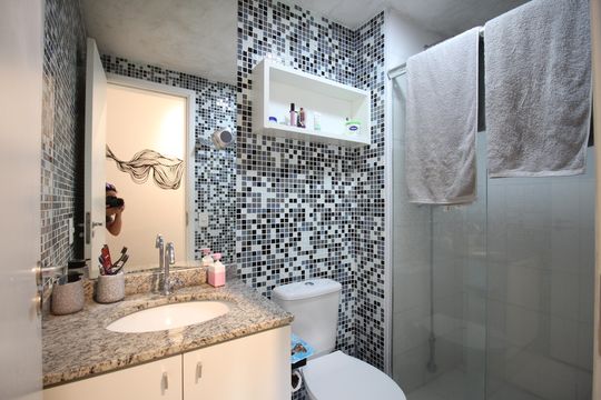 Banheiro de apartamento para alugar com 2 quartos, 50m² em Parque Reboucas, São Paulo