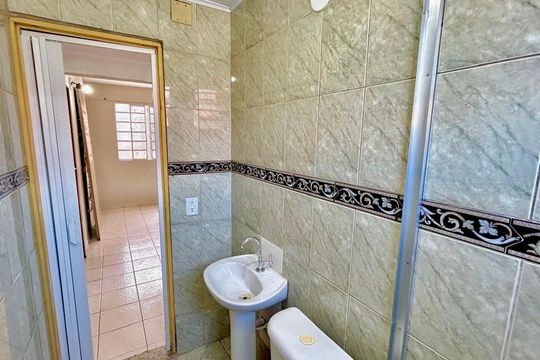 Banheiro de apartamento para alugar com 2 quartos, 50m² em Parque Maria Helena, Guarulhos