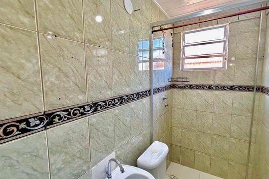 Banheiro de apartamento para alugar com 2 quartos, 50m² em Parque Maria Helena, Guarulhos