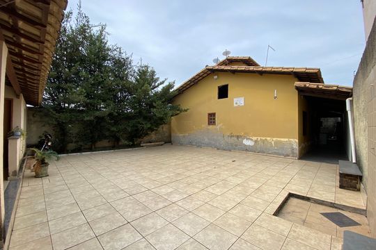 Quintal de casa para alugar com 3 quartos, 300m² em Niteroi, Betim