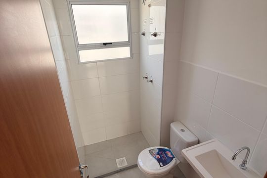Banheiro de apartamento para alugar com 2 quartos, 40m² em Cecília, Viamão