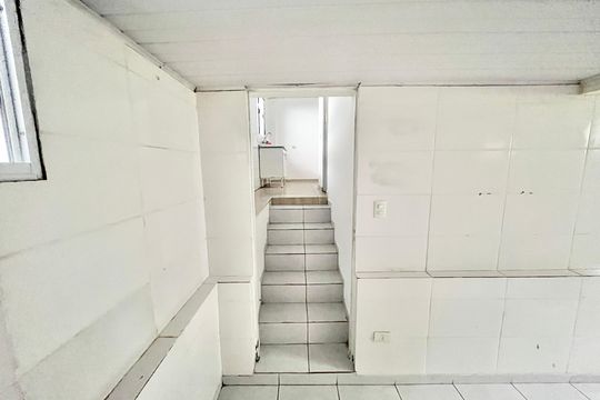Escada de casa para alugar com 1 quarto, 40m² em Vila Diva, São Paulo