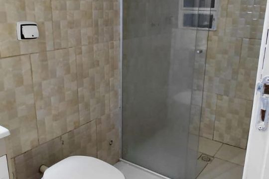 Banheiro de apartamento para alugar com 1 quarto, 48m² em Vila Jardim, Porto Alegre