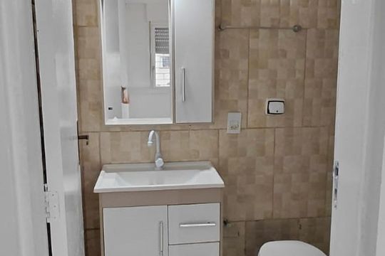 Banheiro de apartamento para alugar com 1 quarto, 48m² em Vila Jardim, Porto Alegre