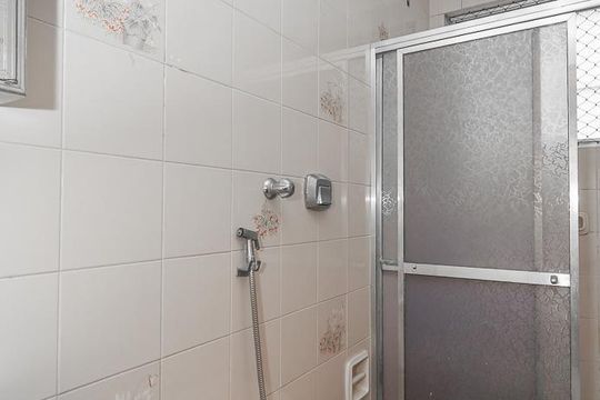Banheiro de apartamento para alugar com 2 quartos, 66m² em Jardim Lindóia, Porto Alegre