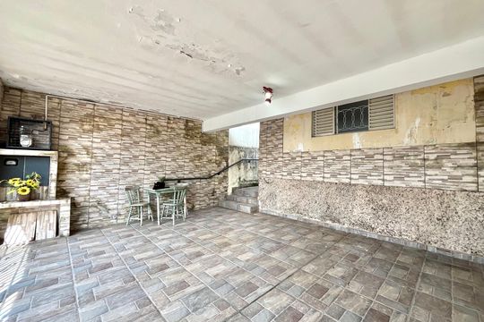 Garagem de casa à venda com 3 quartos, 120m² em Cidade Domitila, São Paulo