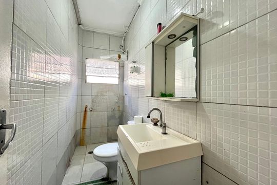 Banheiro de casa à venda com 3 quartos, 120m² em Cidade Domitila, São Paulo