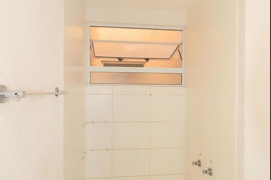 Banheiro de apartamento para alugar com 2 quartos, 50m² em Santa Cruz, Rio de Janeiro