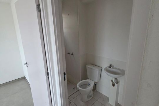 Banheiro de apartamento para alugar com 2 quartos, 50m² em Santa Cruz, Rio de Janeiro