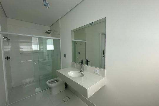 Banheiro da Suíte 1 de casa de condomínio à venda com 4 quartos, 390m² em Alphaville, Santana de Parnaíba