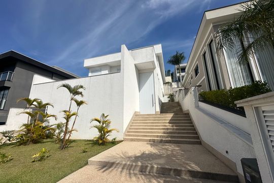Fachada de casa de condomínio à venda com 4 quartos, 390m² em Alphaville, Santana de Parnaíba