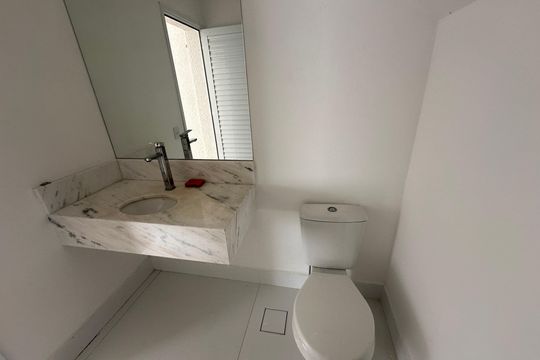 Banheiro garagem de casa de condomínio à venda com 4 quartos, 390m² em Alphaville, Santana de Parnaíba