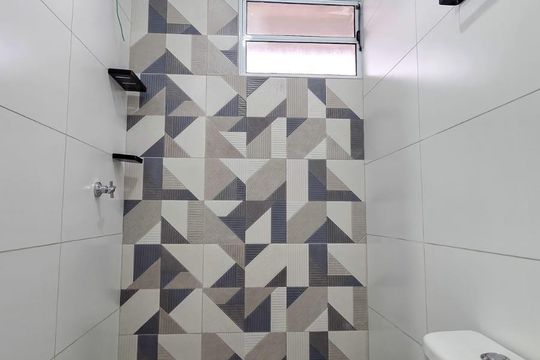 Banheiro de kitnet/studio para alugar com 1 quarto, 25m² em Jardim Domitila, São Paulo