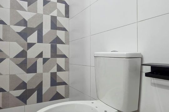 Banheiro de kitnet/studio para alugar com 1 quarto, 25m² em Jardim Domitila, São Paulo