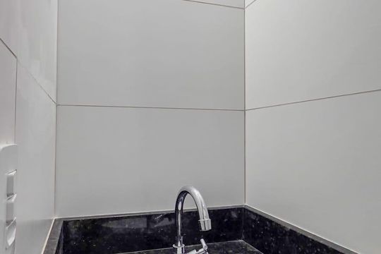 Banheiro de kitnet/studio para alugar com 1 quarto, 25m² em Jardim Domitila, São Paulo
