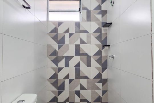 Banheiro de kitnet/studio para alugar com 1 quarto, 20m² em Jardim Domitila, São Paulo