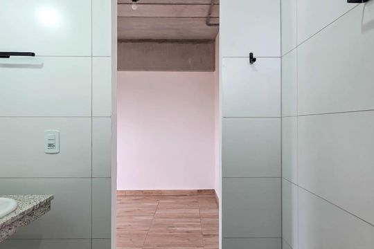 Banheiro de kitnet/studio para alugar com 1 quarto, 20m² em Jardim Domitila, São Paulo