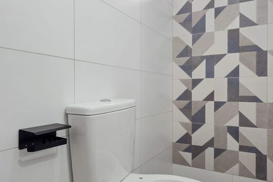 Banheiro de kitnet/studio para alugar com 1 quarto, 20m² em Jardim Domitila, São Paulo