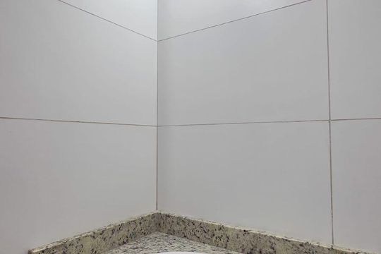 Banheiro de kitnet/studio para alugar com 1 quarto, 20m² em Jardim Domitila, São Paulo