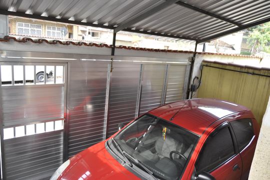 Garagem de casa à venda com 2 quartos, 112m² em Encantado, Rio de Janeiro