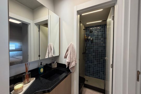Banheiro de apartamento à venda com 1 quarto, 34m² em Jacarepaguá, Rio de Janeiro