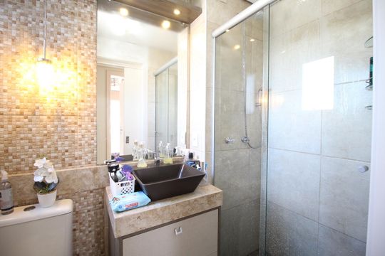 Banheiro de apartamento à venda com 2 quartos, 49m² em Passo das Pedras, Porto Alegre