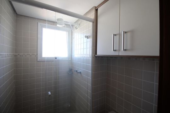 Banheiro de apartamento à venda com 2 quartos, 70m² em Floresta, Porto Alegre