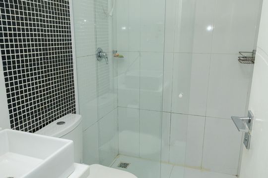Banheiro de casa de condomínio para alugar com 2 quartos, 66m² em Campo Grande, Rio de Janeiro