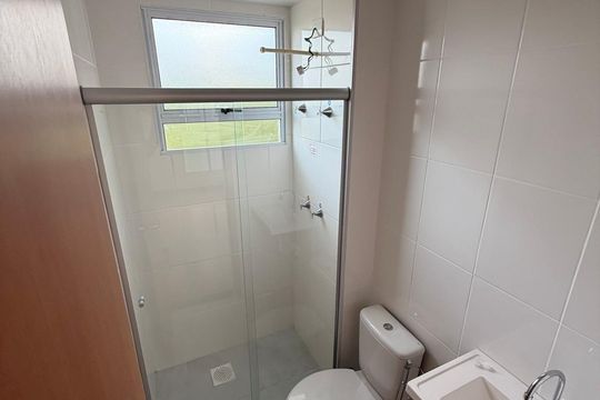 Banheiro de apartamento à venda com 2 quartos, 40m² em Chácara das Pedras, Porto Alegre