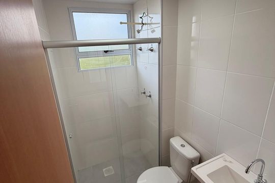Banheiro de apartamento à venda com 2 quartos, 40m² em Chácara das Pedras, Porto Alegre