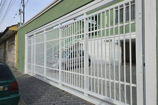 Fachada  de casa à venda com 4 quartos, 300m² em Vila Galvão, Guarulhos