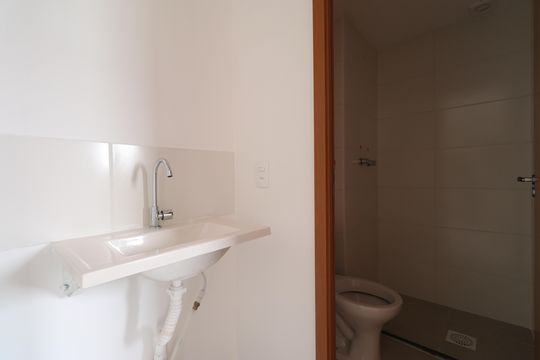 Banheiro de apartamento à venda com 2 quartos, 39m² em Lapa de Baixo, São Paulo