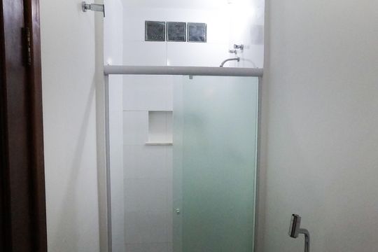 Box da suite 01 de casa à venda com 4 quartos, 225m² em Barra da Tijuca, Rio de Janeiro
