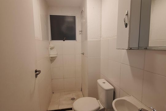 Banheiro social de apartamento para alugar com 2 quartos, 33m² em Caxangá, Suzano