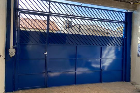 Garagem de casa para alugar com 3 quartos, 250m² em Km 18, Osasco