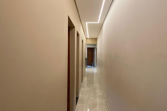 Sala - Corredor de casa para alugar com 3 quartos, 250m² em Km 18, Osasco