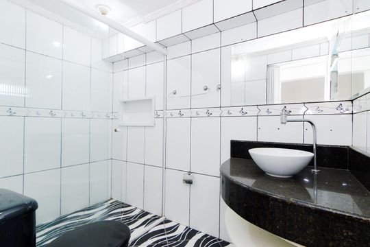 Banheiro de casa para alugar com 2 quartos, 89m² em Jardim Jovaia, Guarulhos