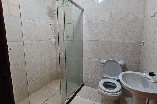 Banheiro de casa de condomínio para alugar com 3 quartos, 150m² em Pedra de Guaratiba, Rio de Janeiro