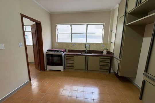 Cozinha de apartamento para alugar com 3 quartos, 116m² em Gonzaga, Santos
