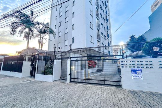 Fachada com Plaquinha de apartamento para alugar com 2 quartos, 45m² em Vila Carrão, São Paulo
