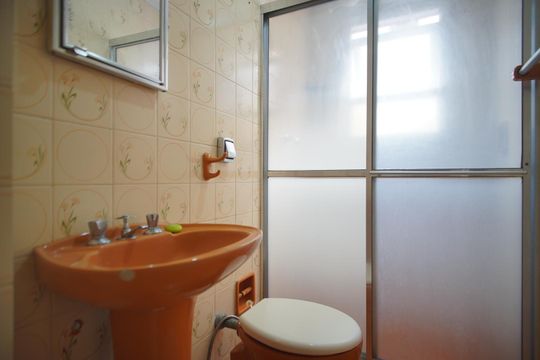 Banheiro Corredor de apartamento para alugar com 1 quarto, 55m² em Três Figueiras, Porto Alegre